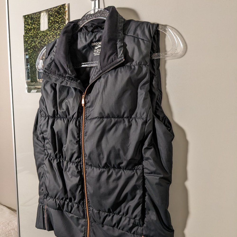 Brooks Running Vest, Medium in Black with Rose Gold Zipper + Reflective Elements